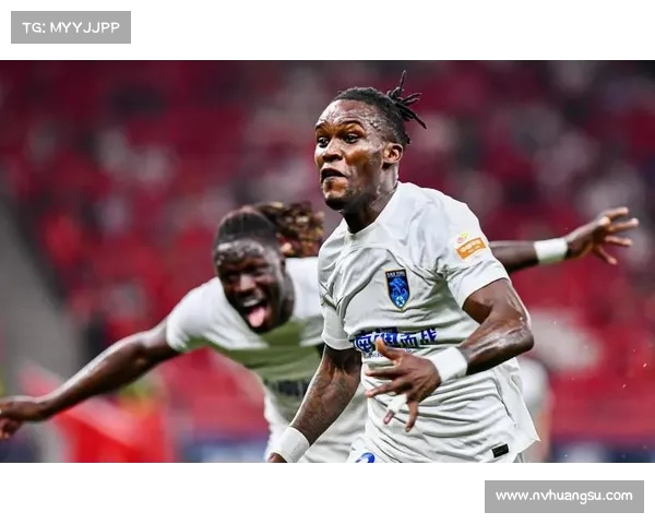 吉马良斯掐罗梅罗脖子事件引发激烈争议险遭红牌处罚 吉马良斯掐罗梅罗脖子事件引发激烈争议险遭红牌处罚